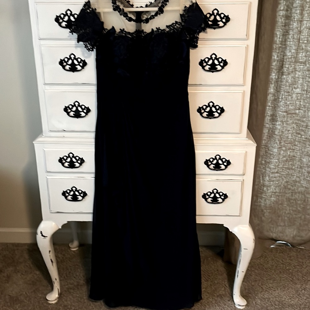 Lovely, navy blue floor length dress. Perfect for that special event. Size Large
